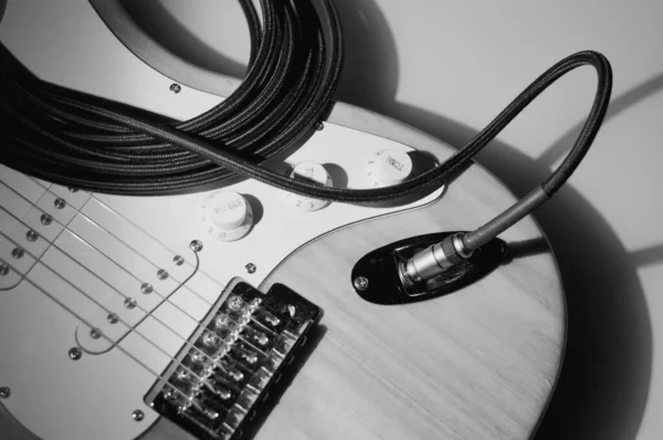 Gitarre Und Gitarrenkabel Schwarz Weiß — Stockfoto