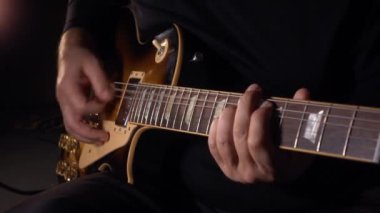 Gitarist stüdyoda gitar çalıyor. . 