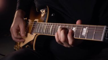 Gitarist stüdyoda gitar çalıyor. Yavaş çekim 100p