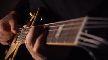 Gitarist stüdyoda gitar çalıyor. Yavaş çekim 100p