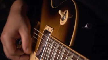 Gitarist stüdyoda gitar çalıyor. Yavaş çekim 50p