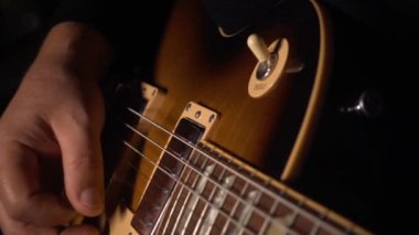 Gitarist stüdyoda gitar çalıyor. Yavaş çekim 100p