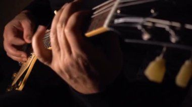 Gitarist stüdyoda gitar çalıyor. Yavaş çekim 50p