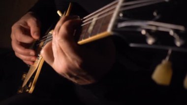 Gitarist stüdyoda gitar çalıyor. Yavaş çekim 100p