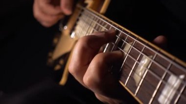 Gitarist stüdyoda gitar çalıyor. . 