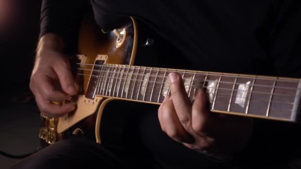 Guitariste Joue Guitare Studio Sur Disque Mouvement Lent 100P — Video