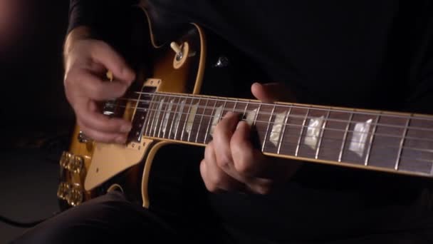 Κιθαρίστας Παίζει Κιθάρα Στο Στούντιο Αργή Κίνηση 100P — Αρχείο Βίντεο