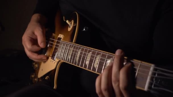 Gitarrist Spielt Studio Auf Platte Gitarre — Stockvideo