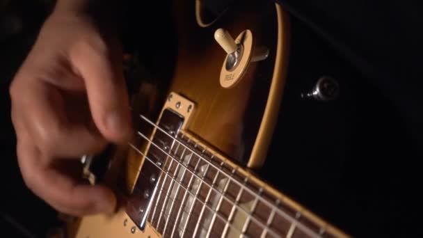 Κιθαρίστας Παίζει Κιθάρα Στο Στούντιο Αργή Κίνηση 50P — Αρχείο Βίντεο