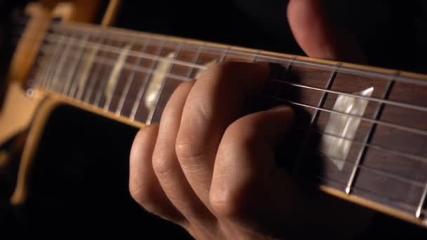 Гитарист Играет Гитаре Студии Медленное Движение 100P — стоковое видео