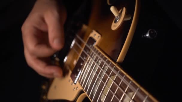 Gitarrist Spielt Gitarre Studio Auf Platte Zeitlupe 100P — Stockvideo