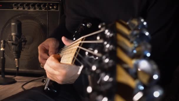 Gitarrist Spielt Studio Auf Platte Gitarre — Stockvideo