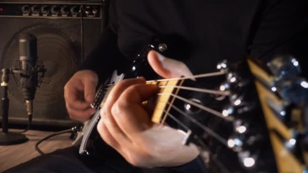 Κιθαρίστας Παίζει Κιθάρα Στο Στούντιο Δίσκο — Αρχείο Βίντεο
