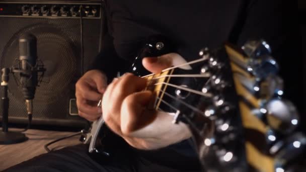 Kytarista Hraje Kytaru Studiu Desce — Stock video