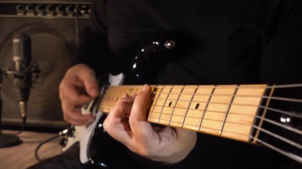 Гітарист Грає Гітарі Студії Записі — стокове відео