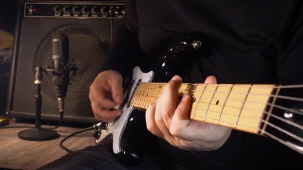 Κιθαρίστας Παίζει Κιθάρα Στο Στούντιο Δίσκο — Αρχείο Βίντεο