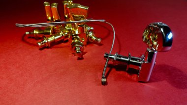 Gitar akort mandalları yakın çekim. Kopyalama alanı olan renk arkaplanı