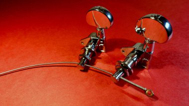 Gitar akort mandalları yakın çekim. Kopyalama alanı olan renk arkaplanı