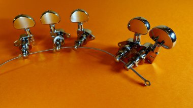 Gitar akort mandalları yakın çekim. Kopyalama alanı olan renk arkaplanı