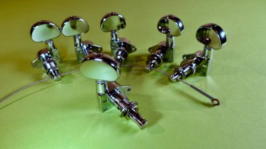 Gitar akort mandalları yakın çekim. Kopyalama alanı olan renk arkaplanı