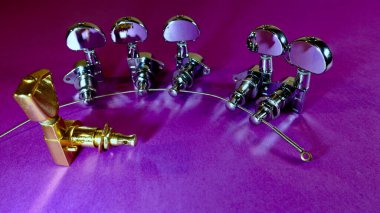 Gitar akort mandalları yakın çekim. Kopyalama alanı olan renk arkaplanı