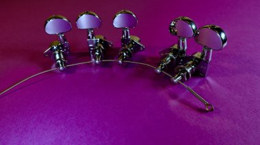 Gitar akort mandalları yakın çekim. Kopyalama alanı olan renk arkaplanı