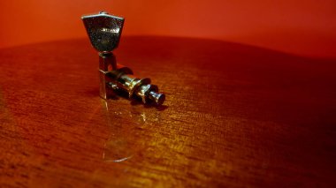 Gitar akort mandalları yakın çekim. Kopyalama alanı olan renk arkaplanı