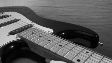 Elektro gitar kapanışı. Kopya alanı olan bir arkaplan. Siyah ve beyaz