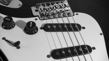 Elektro gitar kapanışı. Kopya alanı olan bir arkaplan. Siyah ve beyaz