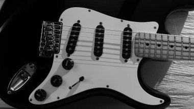 Elektro gitar kapanışı. Kopyalama alanı olan beyaz duvar arkaplanı