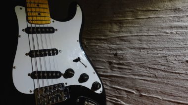 Elektro gitar kapanışı. Kopya Boşluğu olan beyaz duvar 