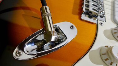 Elektro gitar yakın plan ve gitar kriko. Boşluğu Kopyala 