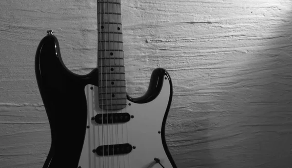 Primer Plano Guitarra Eléctrica Fondo Con Espacio Copia Blanco Negro — Foto de Stock