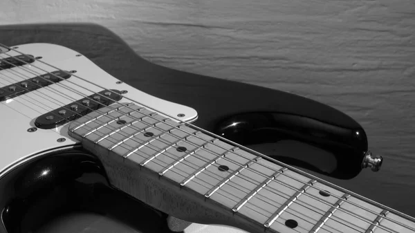 Elektro Gitar Kapanışı Kopya Alanı Olan Bir Arkaplan Siyah Beyaz — Stok fotoğraf