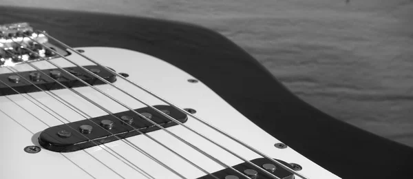 Zbliżenie Gitary Elektrycznej Tło Przestrzenią Kopiowania Czerń Biel — Zdjęcie stockowe