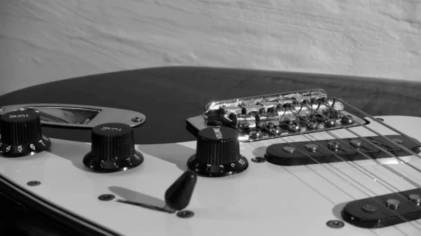 Primer Plano Guitarra Eléctrica Fondo Con Espacio Copia Blanco Negro — Foto de Stock