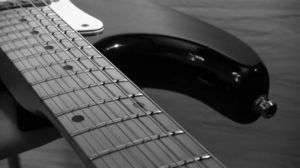 Zbliżenie Gitary Elektrycznej Białe Tło Ściany Przestrzenią Kopiowania — Zdjęcie stockowe