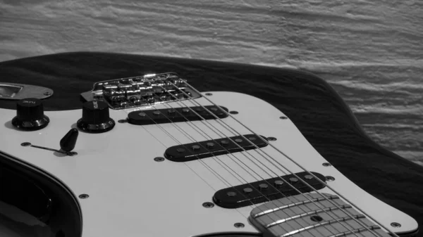 Zbliżenie Gitary Elektrycznej Białe Tło Ściany Przestrzenią Kopiowania — Zdjęcie stockowe