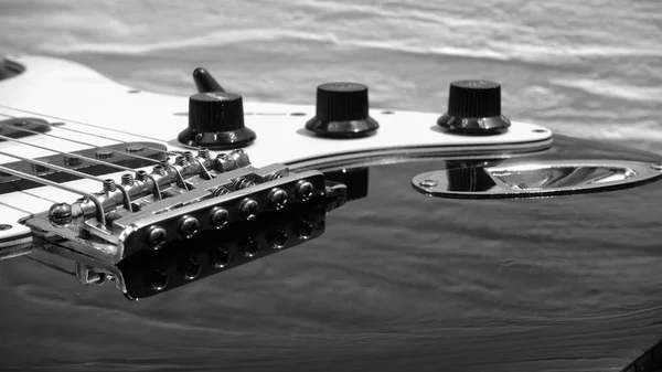 Closeup Guitarra Elétrica Fundo Parede Branca Com Espaço Cópia — Fotografia de Stock