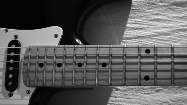 Closeup Guitarra Elétrica Fundo Parede Branca Com Espaço Cópia — Fotografia de Stock