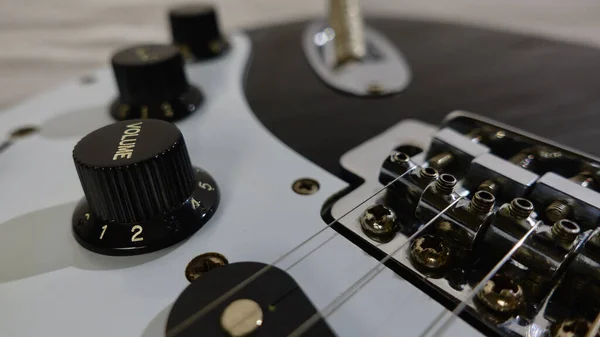 Primer Plano Guitarra Eléctrica Fondo Pared Blanco Con Espacio Copia —  Fotos de Stock