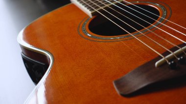 Akustik gitar yakın plan. Boşluğu kopyalayan koyu arkaplan                               