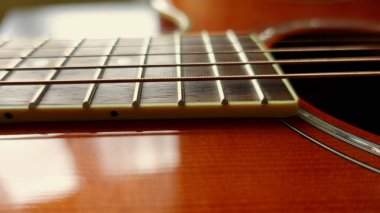 Akustik gitar yakın plan. Boşluğu kopyalayan koyu arkaplan                               
