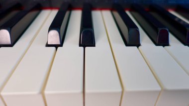 Piyano klavyeleri yakın plan. Siyah ve beyaz anahtarlar                             