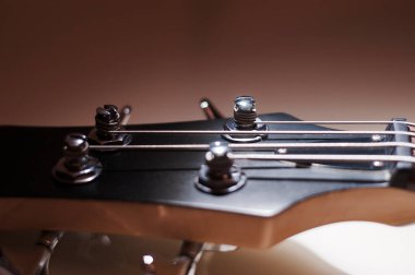 Bas gitarın yakın çekimi. Kopyalama alanı olan koyu arkaplan