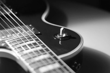 Elektro gitar kapanışı. siyah ve beyaz