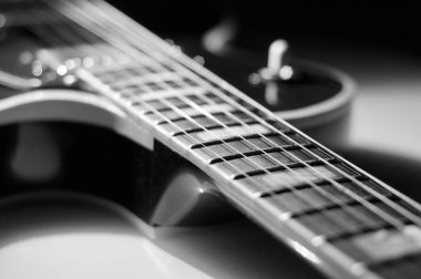 Elektro gitar kapanışı. siyah ve beyaz