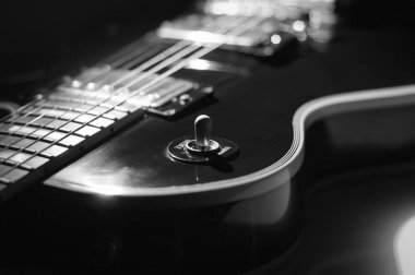 Elektro gitar kapanışı. siyah ve beyaz