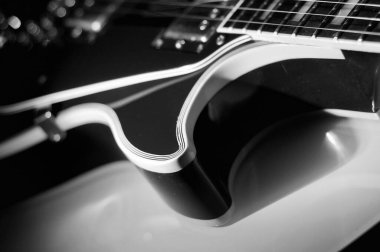 Elektro gitar kapanışı. siyah ve beyaz