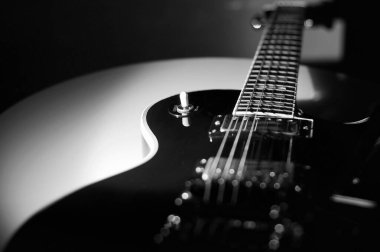 Elektro gitar kapanışı. siyah ve beyaz